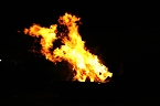 Osterfeuer in Kelbra am Gr&uuml;ndonnerstag mit Unterst&uuml;tzung der Feuerwehr (Foto: Ulrich Reinboth)