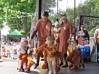 Ritter, Bauern, Burgverwalter � die Kindervilla tanzt im Mittelalter (Foto: Katrin Milde)