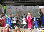 Ritter, Bauern, Burgverwalter � die Kindervilla tanzt im Mittelalter (Foto: Katrin Milde)
