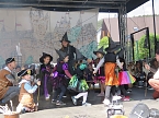 Ritter, Bauern, Burgverwalter � die Kindervilla tanzt im Mittelalter (Foto: Katrin Milde)