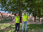 Die st&auml;dtischen Baumkontrolleure Babett Knobloch (li.) und Christian Duft (re.) kontrollieren in Sondershausen die B&auml;ume auf ihre Verkehrssicherheit (Foto: Janine Skara)