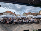 Seniorenfr&uuml;hst&uuml;ck auf dem Sondersh&auml;user Marktplatz (Foto: Janine Skara)