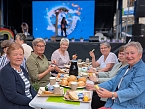 Seniorenfr&uuml;hst&uuml;ck auf dem Sondersh&auml;user Marktplatz (Foto: Janine Skara)