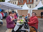 Seniorenfr&uuml;hst&uuml;ck auf dem Sondersh&auml;user Marktplatz (Foto: Janine Skara)