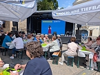 Seniorenfr&uuml;hst&uuml;ck auf dem Sondersh&auml;user Marktplatz (Foto: Janine Skara)