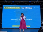 Seniorenfr&uuml;hst&uuml;ck auf dem Sondersh&auml;user Marktplatz mit einem LIve-Auftritt von Schlagers&auml;ngerin Regina Ross (Foto: Janine Skara)