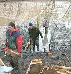 Ablaufrinne bauen am kleinen Parkteich (Foto: Karl-Heinz Herrmann)