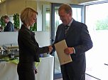 Zeugnis&uuml;bergabe (Foto: Karl-Heinz Herrmann)