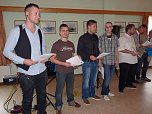 Zeugnisse übergeben (Foto: Karl-Heinz Herrmann) Zeugnisse übergeben (Foto: Karl-Heinz Herrmann)