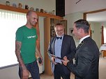 Zeugnisse übergeben (Foto: Karl-Heinz Herrmann) Zeugnisse übergeben (Foto: Karl-Heinz Herrmann)