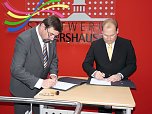 Vertrag besiegelt (Foto: Karl-Heinz Herrmann) Vertrag besiegelt (Foto: Karl-Heinz Herrmann)
