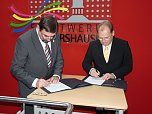 Vertrag besiegelt (Foto: Karl-Heinz Herrmann) Vertrag besiegelt (Foto: Karl-Heinz Herrmann)