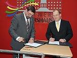 Vertrag besiegelt (Foto: Karl-Heinz Herrmann) Vertrag besiegelt (Foto: Karl-Heinz Herrmann)