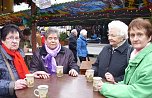 Senioren bummeln &uuml;ber Weihnachtsmarkt (Foto: Thomas Leipold)