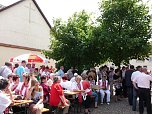 Volksfest vor Wandbild (Foto: Karl-Heinz Herrmann)