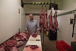 Fleischermeister Jens Cotta in Aktion. 75 Stück Rehwild blieben bei der Drückjagd am vergangene Wochenende auf der Strecke. Ist die Decke abgezogen, geht es an die Zerlegung. (Foto: K. Frank) Fleischermeister Jens Cotta in Aktion. 75 Stück Rehwild blieben bei der Drückjagd am vergangene Wochenende auf der Strecke. Ist die Decke abgezogen, geht es an die Zerlegung. (Foto: K. Frank)