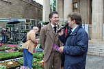 Blumenm&auml;dchen trifft Marktfrau (Foto: Karl-Heinz Herrmann)