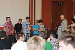 Feierlich Zeugnisse &uuml;bergeben (Foto: Karl-Heinz Herrmann)