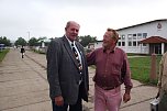  Wilfried Forst  begr&uuml;&szlig;te einen alten Bekannten. J&uuml;rgen Siebenh&uuml;ner (links) aus Weimar-Land fungiert wieder als Kampfrichter. Er lobte die Farm &uuml;ber den gr&uuml;nen Klee. (Foto: Kurt Frank)