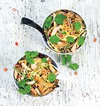 Scharf: In Argentinien ist kein Asado-Grillfest ohne Chimichurri denkbar. Frisch zubereitet lassen sich auch Meeresfrüchte darin dippen. (Foto: Stiftung Warentest) Scharf: In Argentinien ist kein Asado-Grillfest ohne Chimichurri denkbar. Frisch zubereitet lassen sich auch Meeresfrüchte darin dippen. (Foto: Stiftung Warentest)