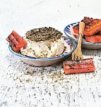 Scharf: In Argentinien ist kein Asado-Grillfest ohne Chimichurri denkbar. Frisch zubereitet lassen sich auch Meeresfrüchte darin dippen. (Foto: Stiftung Warentest) Scharf: In Argentinien ist kein Asado-Grillfest ohne Chimichurri denkbar. Frisch zubereitet lassen sich auch Meeresfrüchte darin dippen. (Foto: Stiftung Warentest)