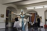 Die Eleven des Tanzstudios Radeva &uuml;ben die "Schneek&ouml;nigin" ein (Foto: Angelo Glashagel)