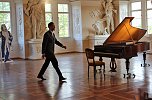 Enrico Pace am Liszt-Fl&uuml;gel (Foto: Karl-Heinz Herrmann)