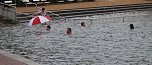 Mit Schirm, Charme und kaltem Wasser (Foto: privat/DRK)