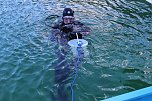 Taucher im Schwimmbad im Einsatz (Foto: Karl-Heinz Herrmann) Taucher im Schwimmbad im Einsatz (Foto: Karl-Heinz Herrmann)