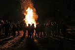 Am Knutfeuer erw&auml;rmt! (Foto: Karl-Heinz Herrmann)