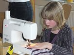 Kinder & Jugendliche n&auml;hen (Foto: D&uuml;ne e.V.)