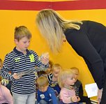 Viel Bewegung in der Rappelkiste (Foto: Anica Backhaus) Viel Bewegung in der Rappelkiste (Foto: Anica Backhaus)