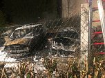 Carport und mehrere Fahrzeuge gehen in Flammen auf (Foto: Silvio Dietzel)