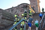 Feuerwehrleute st&uuml;rmen Kyffh&auml;userdenkmal (Foto: Karl-Heinz Herrmann)