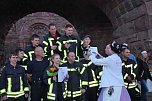 Feuerwehrleute st&uuml;rmen Kyffh&auml;userdenkmal (Foto: Karl-Heinz Herrmann)