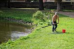 Weitere Hilfe f&uuml;r den Parkteich (Foto: Karl-Heinz Herrmann)