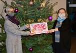 &Uuml;bergabe Weihnachtswunsch von der Pr&auml;sidentin des Rotary Clubs (Foto: Eva Maria Wiegand)
