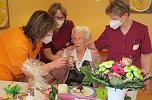 Ilse Tschinkel (Mitte) mit dem Pflegepersonal der Seniorenresidenz der AWO Sondershausen (Foto: Diana Koschinek) Ilse Tschinkel (Mitte) mit dem Pflegepersonal der Seniorenresidenz der AWO Sondershausen (Foto: Diana Koschinek)