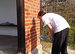 Viele flei&szlig;ige H&auml;nde halfen bei der Versch&ouml;nerung der Schutzh&uuml;tte (Foto: Peter Ke&szlig;ler)