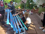 Sch&uuml;lerinnen und Sch&uuml;ler der TSG Oldisleben gestalten alte B&auml;nke mit viel Phantasie und Farbe neu (Foto: TSG Oldisleben)