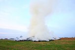 Brennende Strohballen zwischen Holz- und Kirchengel (Foto: S. Dietzel)