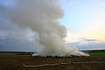 Brennende Strohballen zwischen Holz- und Kirchengel (Foto: S. Dietzel)