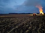Brennende Strohballen zwischen Holz- und Kirchengel (Foto: S. Dietzel)
