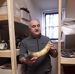  Dr. Hahnemann erz&auml;hlt die Geschichte &uuml;ber den Weg eines Horns, welches Thomas M&uuml;ntzer geh&ouml;rte. Es kam von Bad Frankenhausen &uuml;ber Amerika zur&uuml;ck in das Regionalgeschichtliche  Museum. (Foto: Ellen Drott)