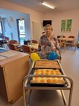 Tagesgäste backen zwei Kuchen für den guten Zweck (Foto: Daniela Schneevoigt-Novalis Diakonie) Tagesgäste backen zwei Kuchen für den guten Zweck (Foto: Daniela Schneevoigt-Novalis Diakonie)
