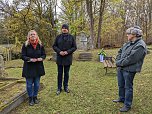 Dr. Carolin Sch&auml;fer (li.) und B&uuml;rgermeister Steffen Grimm (Mitte) gedachten der verstorbenen Juden vor den Anwesenden auf dem j&uuml;dischen Friedhof. (Foto: Janine Skara)