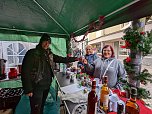 Beim Gl&uuml;hweinzauber konnten sich Besucher durch viele Gl&uuml;hweinspezialit&auml;ten probieren (Foto: Janine Skara)