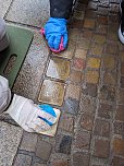 Engagierte Schülerinnen und Schüler reinigten am Tag des Gedenkens an die Opfer des Holocaust Stolpersteine in der Sondershäuser Innenstadt (Foto: Janine Skara) Engagierte Schülerinnen und Schüler reinigten am Tag des Gedenkens an die Opfer des Holocaust Stolpersteine in der Sondershäuser Innenstadt (Foto: Janine Skara)