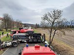 G&uuml;lletransporter auf B 86 umgekippt (Foto: Feuerwehr Heldrungen; Bad Frankenhausen; S. Dietzel)