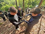 Sch&uuml;lerinnen und Sch&uuml;ler der 7. Klasse der Franzbergschule bauen ein neues Kletterger&uuml;st f&uuml;r die Kattas im Affenwald Strau&szlig;berg (Foto: Silvio Dietzel)